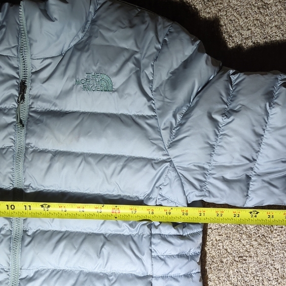 The North Face Women's Light Gray Puffer Jacket - Picture 14 of 14